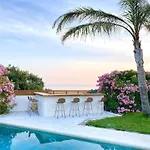 Mas Des îles D'or - Vue Unique, Piscine Chauffée, Jacuzzi, Tennis